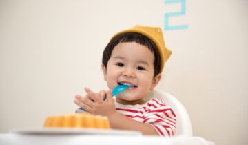 ¡A comer solitos! cómo ayudar a tu hijo a usar la cuchara